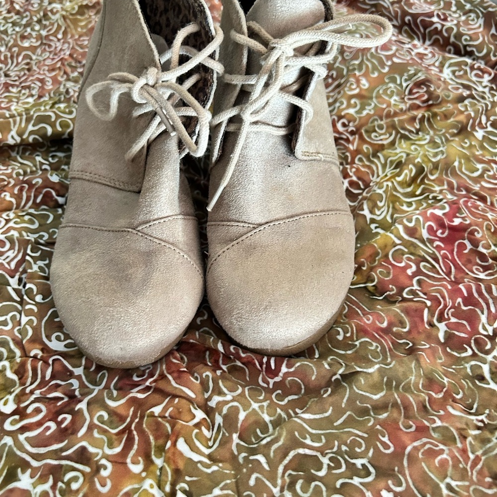 Cityclassified Taupe Lace-Up Ankle Boots